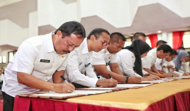 					Sekda Kota Makassar Muh Ansar saat menandatangani berkas di Ruang Pola Kantor Gubernur Sulsel, Rabu (4/9/2019). (BERITA.NEWS/Ratih Sardianti Rosi). 