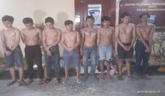 					Kedelapan pelaku pengeroyokan yang diamankan Resmob Polsek Panakkukang dini hari tadi. (BERITA.NEWS/Abdul Kadir). 