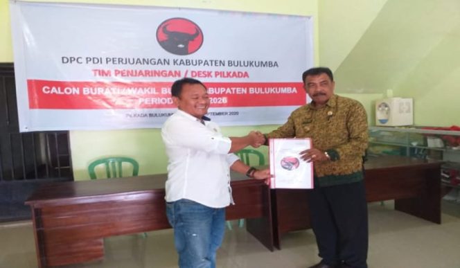 					Kades Lolisang mendaftar Cakada di Kantor DPC PDI Perjuangan Bulukumba. (BERITA.NEWS/IL). 