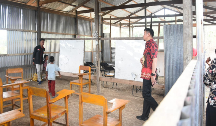 Bupati Gowa, Adnan Purichta Ichsan saat meninjau langsung bangunan Sekolah Dasar di Dusun Borongbulu, Kecamatan Bontolempangan. (BERITA.NEWS/ACP).