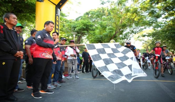 					Pj Wali Kota Makassar Iqbal Suhaeb saat melepas peserta Lomba Balap Sepeda Wali Kota Cup 2019di Taman Impian, jalan Slamet Riyadi, Makassar, Sabtu (7/9/2019). (BERITA.NEWS/Ratih Sardianti Rosi). 