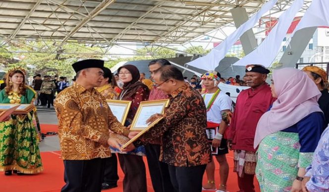 					Gramedia terima Mitra Peduli PAUD dan Dikmas Tahun 2019 dari Mendikbud Muhajir Efendi. (BERITA.NEWS/KH). 