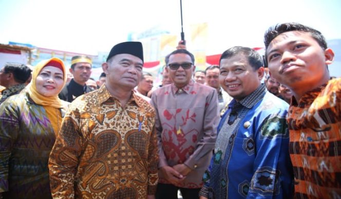 					Pj Wali Kota Makassar Iqbal Suhaeb bersama Gubernur Sulsel Nurdin Abdullah menghadiri Hari Aksara Internasional Tingkat Nasional di Lapangan Karebosi Makassar. (BERITA.NEWS/Ratih Sardianti Rosi). 