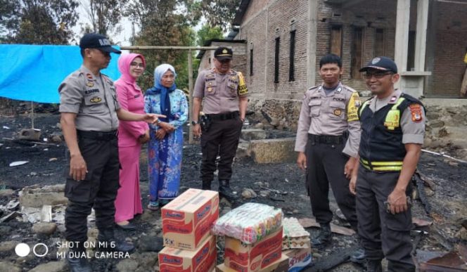 					Kapolsek Kindang Bersama jajaranya menyerahkan bantuan sembako kepada korban kebakaran. (BERITA.NEWS/IL). 