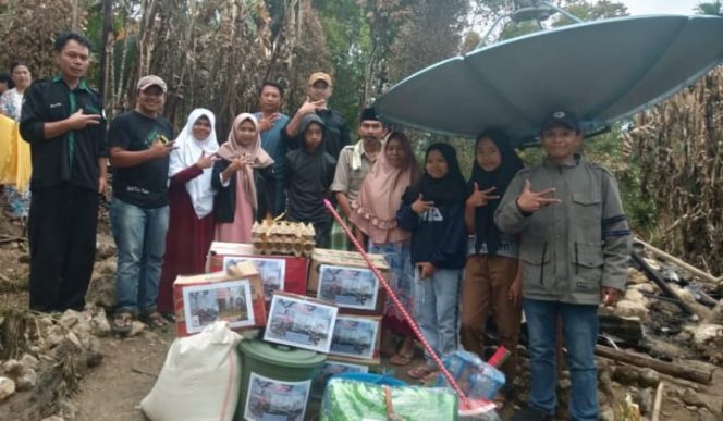 					Komunitas KP2K dan adik-adik Irmas Babuk Taqwa menyaluran bantuan sembako kepada Puang Sema korban kebakaran. (BERITA.NEWS/IL). 