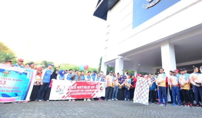 					Gubernur dan Wakil Gubernur Sulsel lepas peserta jalan sehat Dies Natalis Unhas. (BERITA.NEWS/KH). 