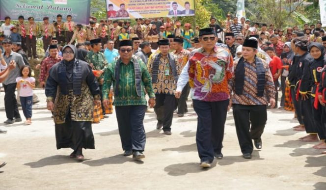 					Kedatangan Bupati Bulukumba Bersama Baznas RI disambut warga Desa Kahayya. (BERITA.NEWS/IL). 