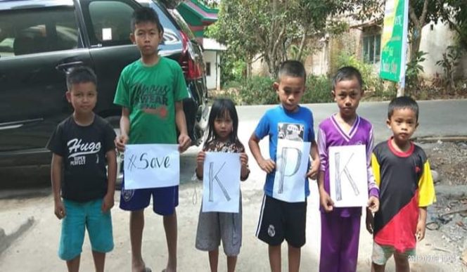 					Foto (Facebook) Anak-anak ikut deklarasikan Save KPK. (BERITA.NEWS/IL). 