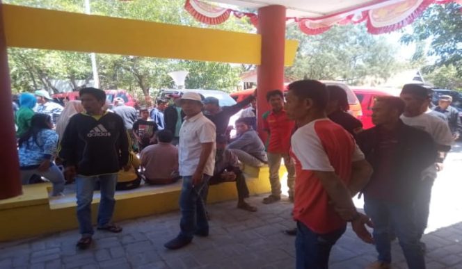 					Ratusan masyarakat Desa Sapanang, Kecamatan Binamu, Kabupaten Jeneponto menggelar aksi damai di depan kantor Dinas Pemerintah Masyarakat Desa (PMD). (BERITA.NEWS/Muh Ilham). 