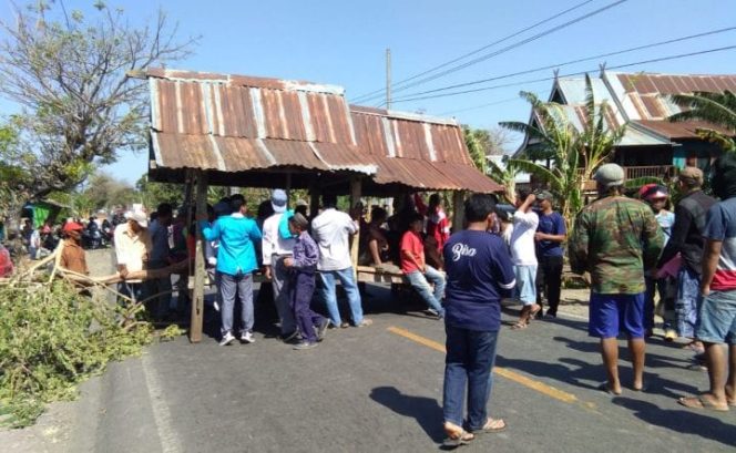 					Masyarakat Ci'nong tutup jalan poros menggunakan rumah-rumah tempat peristirahatan. (BERITA.NEWS/Muh Ilham) 