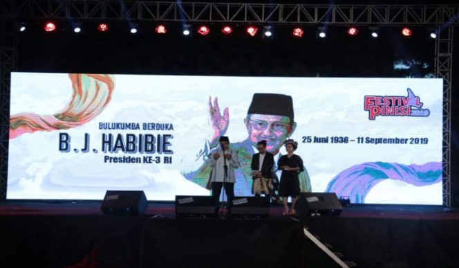 					Pembukaan Festival Pinisi Dilapangan pemuda Bulukumba Imam Shamsi Ali pimpin doa bersama untuk BJ Habibie. (BERITA.NEWS/IL).