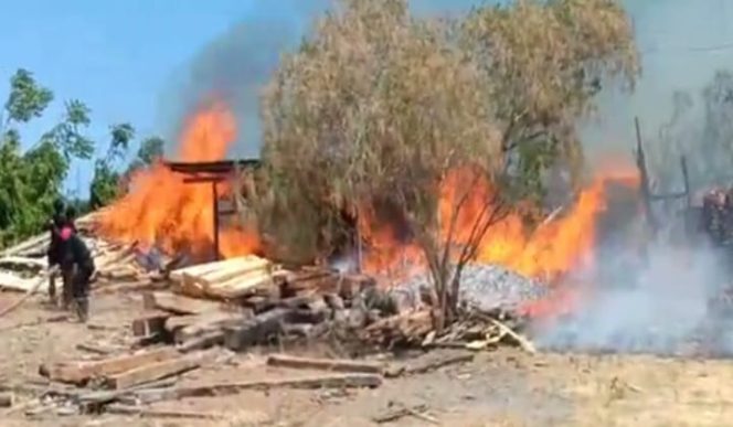 					Tempat pengolahan kayu di jalan Lingkar Bantaeng Dilalap api. (BERITA.NEWS/Saharuddin). 