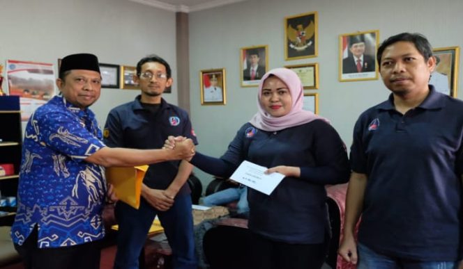 					Kepala Dinas Pemuda dan Olahraga, Muh Fajaruddin menyerahkan uang pembinaan kepada perwakilan para Atlet Karate Kabupaten Gowa. (BERITA.NEWS/ACP). 