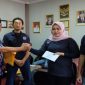 Kepala Dinas Pemuda dan Olahraga, Muh Fajaruddin menyerahkan uang pembinaan kepada perwakilan para Atlet Karate Kabupaten Gowa. (BERITA.NEWS/ACP).