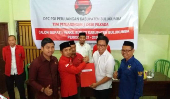 					Tomy Satria Menyerahkan Berkas Bacalon Ke Penjaring PDIP Perjuangan. (BERITA.NEWS/IL). 