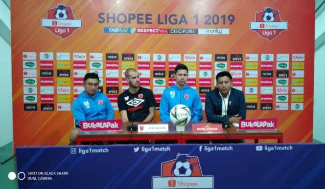 					Sesi Konferensiperss Laga Pekan Ke-18 Liga 1 2019 antara Perseru Badak Lampung kontra PSM Makassar, Minggu (15/9/2019). Darije (kanan) dan Wilam Jan Pluim (kiri). (BERITA.NEWS/Alfiandiz). 