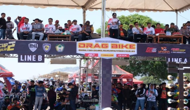 					 Bupati Gowa, Abd Rauf Malaganni membuka Kejurnas Drag Bike Bupati Gowa Cup jilid II putaran 8, regional V dan VI meliputi wilayah Sulawesi Maluku, dan Papua, di Sirkuit Pattallassang. (BERITA.NEWS/ACP). 