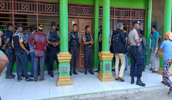 					Suasana penggeledahan yang dilakukan di rumah pimpinan aliran Tajul Khalawatiyah Syech Yusuf Gowa, Puang La'lang di Dusun Tamalate, Desa Timbuseng, Kecamatan Pattalassang. (BERITA.NEWS/ACP). 