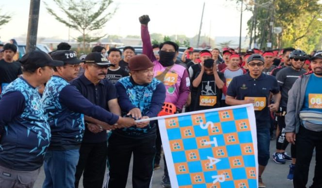 					Wakil Bupati Gowa, Abd Rauf Malaganni saat melepas peserta Fun Run Six Kilo di Jalan Masjid Raya depan Masjid Agung Syekh Yusuf. (BERITA.NEWS/ACP). 