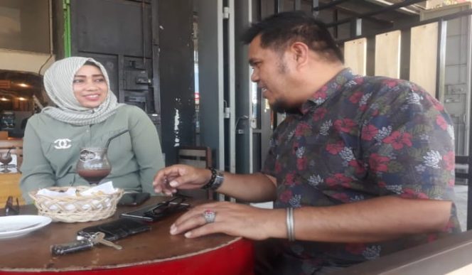 					HAM Juharta bersama Hj. Hilmi diskusi bersama di cafe bilangan Jalan Lanto Dg Pasewang. (BERITA.NEWS/IL). 