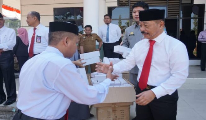 					Wakil Bupati Gowa, mewakili Bupati Gowa membagikan Thumbler kepada para Camat, para Lurah dan Kepala Desa se-Kabupaten Gowa. (BERITA.NEWS/ACP). 