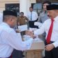 Wakil Bupati Gowa, mewakili Bupati Gowa membagikan Thumbler kepada para Camat, para Lurah dan Kepala Desa se-Kabupaten Gowa. (BERITA.NEWS/ACP).