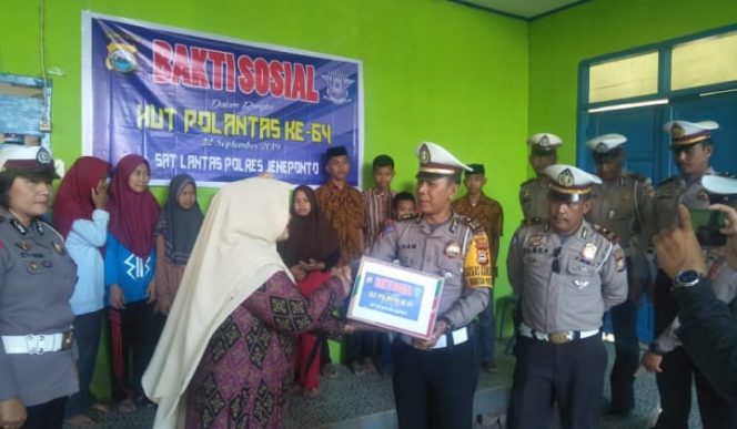 					Satuan Lalulintas Polres Jeneponto melaksanakan bakti sosial di Panti asuhan Musliah Aisyiyah di Monro monro, Jeneponto. (BERITA.NEWS/Muh Ilham). 