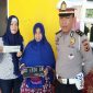Kanit Regident Samsat Polres Jeneponto, IPDA Aldiansyah mengantar plat dan dokumen ke rumah warga. (BERITA.NEWS/Muh Ilham).