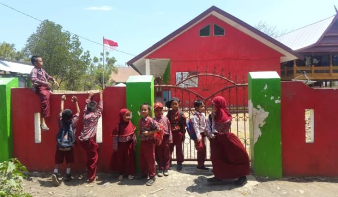 					Siswa siswi terpaksa tidak mengikuti pelajaran karena sekolah yang ditumpangi ditutup. (BERITA.NEWS/Muh Ilham). 