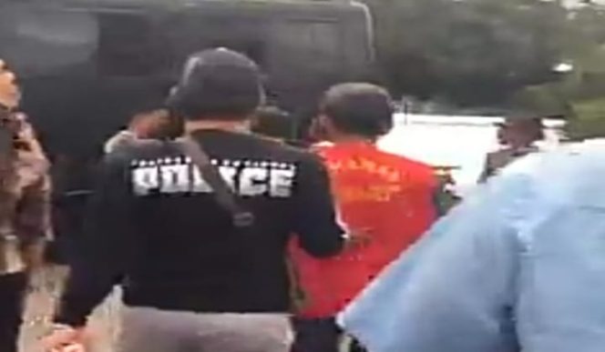 					Tersangka pelaku penjualan lahan Taman Hutan Raya saat di amankan di kantor kejari Bulukumba. (BERITA.NEWS/IL). 