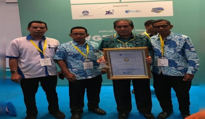 					Dollah Mando menerima penghargaan dari IGI. (BERITA.NEWS/H Aru). 