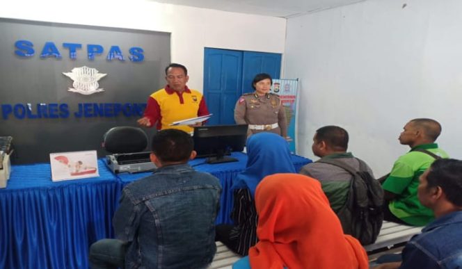 					Kanit Regident Polres Jeneponto Gelar Sosialisasi Smart SIM. (BERITA.NEWS/Muh Ilham). 