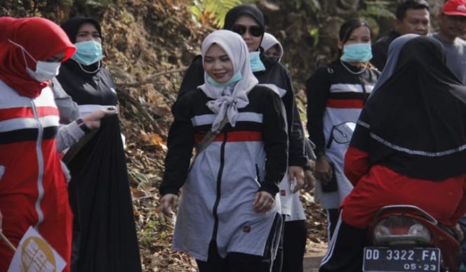 					Ketua TP PKK Bantaeng bersama para pejabat dan warga membersihkan di kecamatan Uluere. (BERITA.NEWS/Saharuddin). 