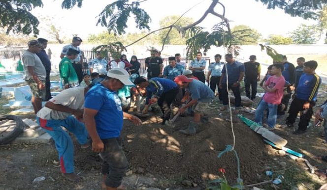 					Suasana Pemakaman Jefry Mongi dipemakaman umum Desa Taccorong. (BERITA.NEWS/IL) 