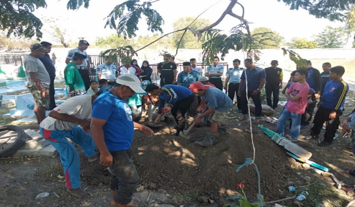 Suasana Pemakaman Jefry Mongi dipemakaman umum Desa Taccorong. (BERITA.NEWS/IL)