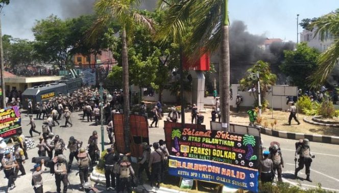 					Pendemo dan Kepolisian Bentrok di Depan Kantor DPRD Sulsel. (BERITA.NEWS/Andi Khaerul). 