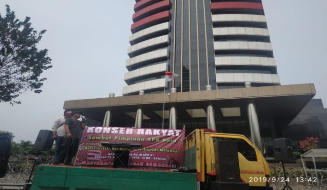 					Massa mengatasnamakan diri sebagai Masyarakat Penegak Demokrasi gelar konser rakyat depan gedung merah putih KPK. (BERITA.NEWS/JUN). 