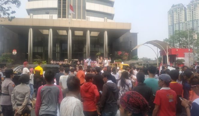 					Ribuan Mahasiswa Berjuang Menolak Revisi UU KPK dan RKUHP Baru, Massa Pro Gelar Konser Depan Gedung