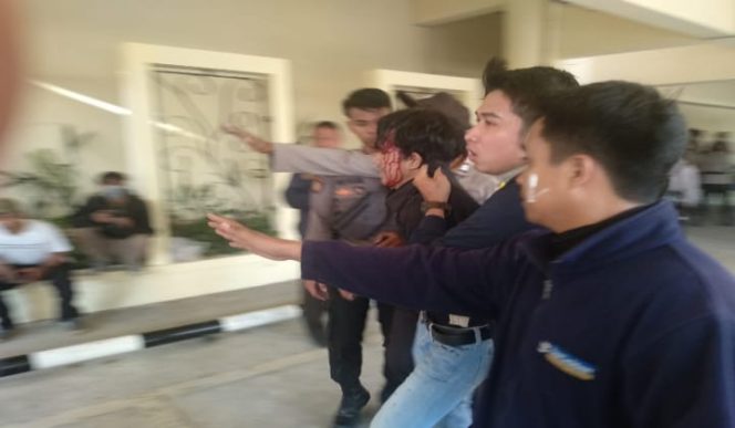 					Mahasiswa Berlumuran Darah. (BERITA.NEWS/Andi Khaerul). 