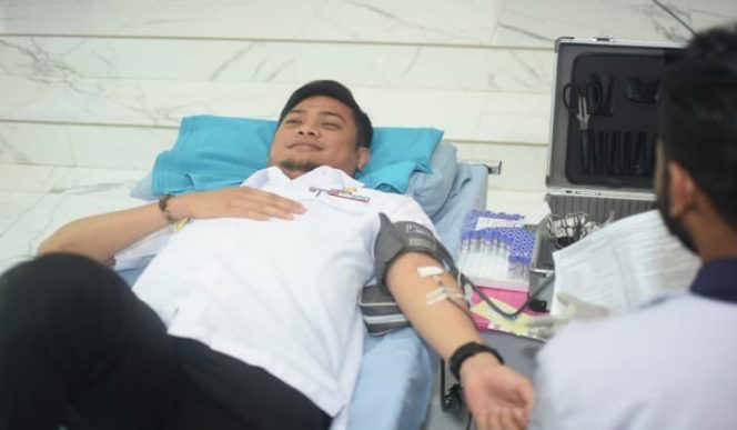 					Bupati Gowa, Adnan Purichta Ichsan saat melakukan donor darah. (BERITA.NEWS/ACP). 