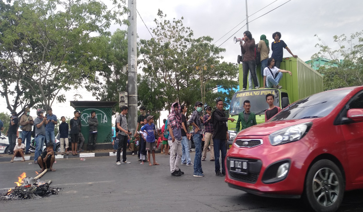 Demonstrasi Kejam Aksi Represif Aparat di Depan Kampus II UMI Makassar. (BERITA.NEWS/Andi Khaerul).