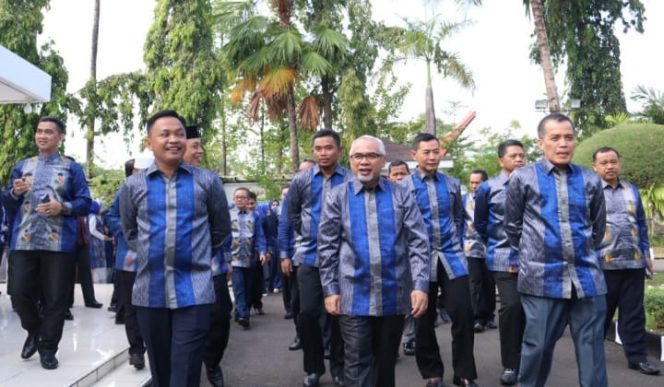 					Bupati Bantaeng Ilham Azikin (kiri) dan Sekda Bantaeng Abdul Wahab (Kanan). (BERITA.NEWS/Saharuddin). 