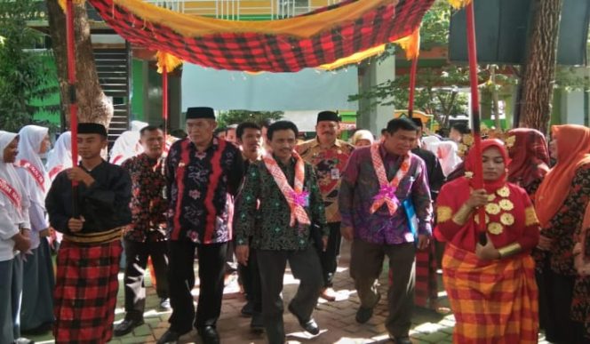 					Penyambutan Ketua tim evaluasi dan verifikasi yang tiba di MAN 2 Bulukumba. (BERITA.NEWS/IL). 