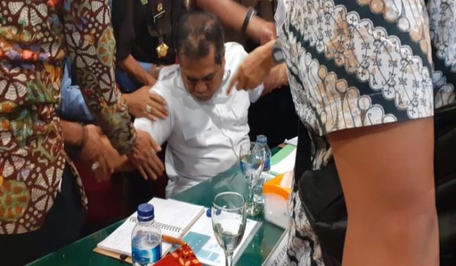 					Kepala Balai Pemantapan Kawasan Hutan (BPKH) Syafri tidak sadarkan diri saat rapat bersama Menhub RI Budi Karya Sumadi. (BERITA.NEWS/Andi Khaerul). 