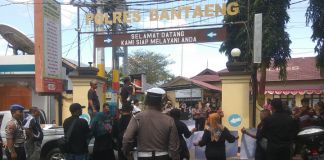 Gabungan Jurnalis Bantaeng melakukan aksi solidaritas atas tindakan represif yang dilakukan oknum Polisi terhadap jurnalis di Makassar. (BERITA.NEWS/Saharuddin).