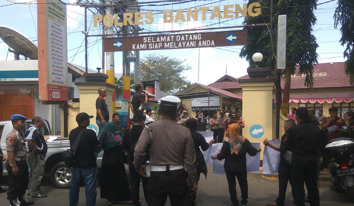 Gabungan Jurnalis Bantaeng melakukan aksi solidaritas atas tindakan represif yang dilakukan oknum Polisi terhadap jurnalis di Makassar. (BERITA.NEWS/Saharuddin).