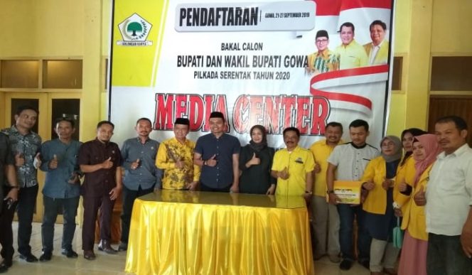 					Ketua Bappilu Partai Gerindra Gowa, Idris Rate didampingi beberapa legislator Gerindra DPRD Gowa mengambil formulir Bakal Calon Bupati Gowa mewakili Darmawangsyah Muin. (BERITA.NEWS/ACP). 