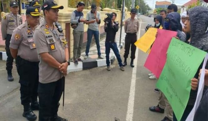 					Kapolres Sinjai Sebpril Sesa temui Aliansi Jurnalis Sinjai yang lakukan aksi solidaritas. (BERITA.NEWS/Muhammad Aswin). 