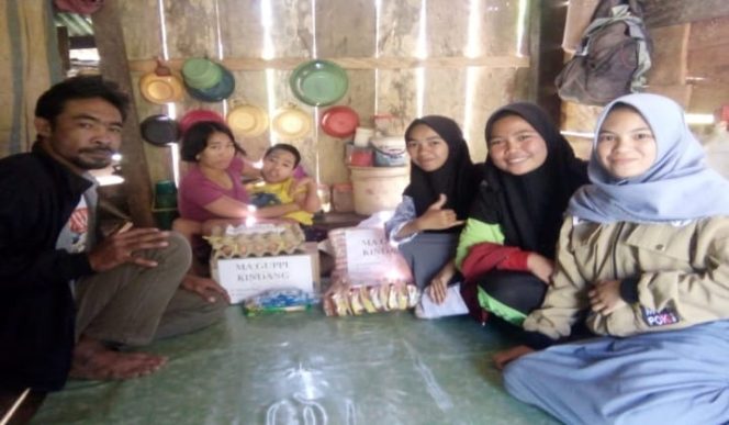 					Siswa MA Kindang Serahkan Bantuan Sembako kepada Ibu Nunung di Kediamanya Di Desa Kindang. (BERITA.NEWS/IL). 