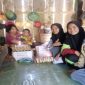 Siswa MA Kindang Serahkan Bantuan Sembako kepada Ibu Nunung di Kediamanya Di Desa Kindang. (BERITA.NEWS/IL).